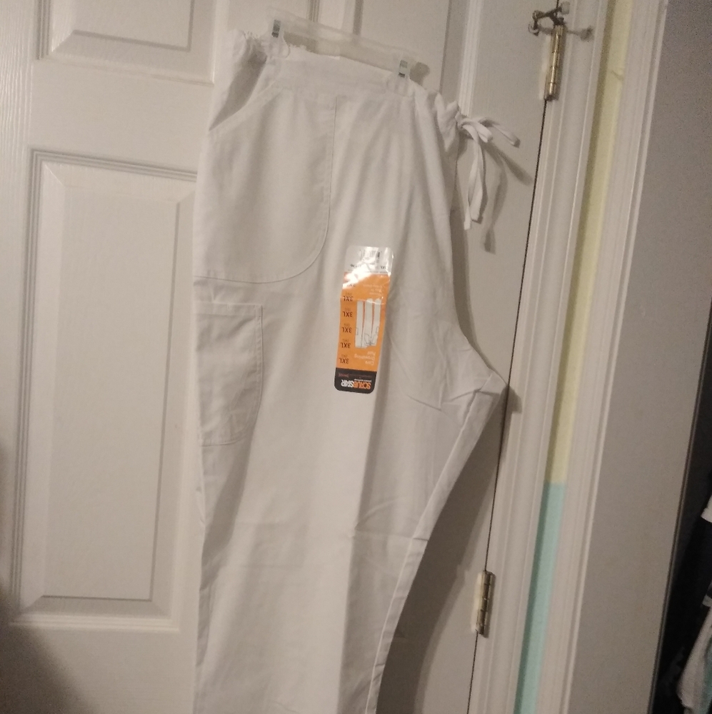 *NWT* White Cargo Scrub Pants